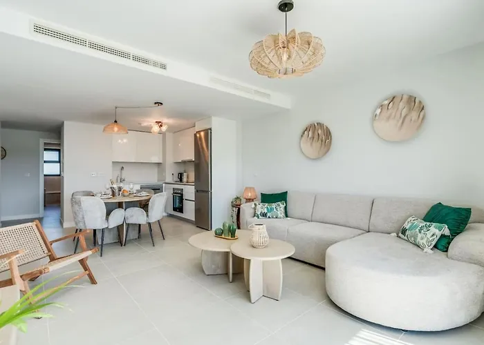 아파트 Ultimate - Stylish With Great Views In Aranya 에스테포나